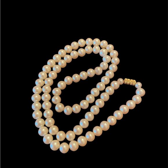 Womens Vintage Faux Pearl Necklace with a Gold tone barrel clasp Classy - Picture 1 of 4